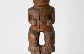 POTEAU-STATUE TIKI POU. Ce dieu ancêtre atua était sans doute fiché entre les pierres d’un autel domestique taha tupapa’u ou tribal me’ae, ou sur les limites d’une propriété. La langue ressortant entre les lèvres est signe de défi ou de colère. Le tiki entier est un symbole de fécondité. Iles Marquises, Polynésie. N° inv. 999-449 / Don ROHR, 1845 © Jean-Marc Hédouin