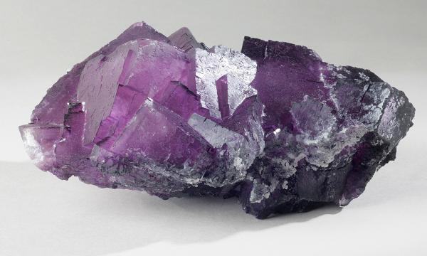 Fluorite. Ce minéral présente une cristallisation en forme de cube. Il peut prendre différentes teintes selon les minerais métalliques présents. © Jean-Marc Hédouin