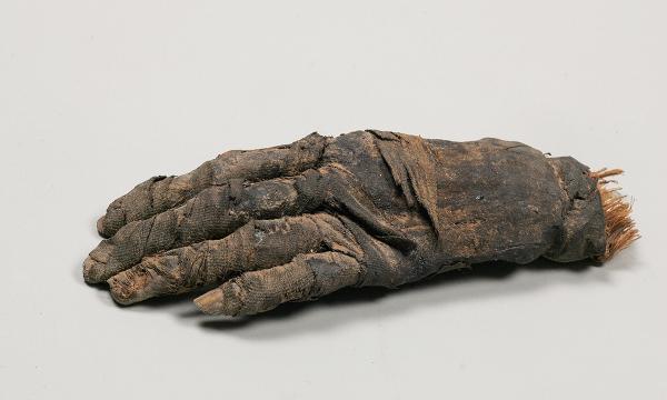 Main momifiée, Egypte ancienne © Jean-Marc Hédouin